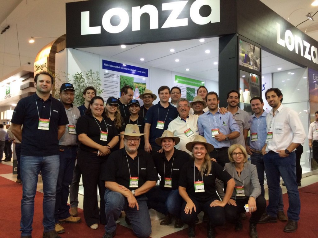 Equipe da Lonza durante a Hortitec, feira que ocorreu os lançamentos da linha Celenco - Fotos Lonza