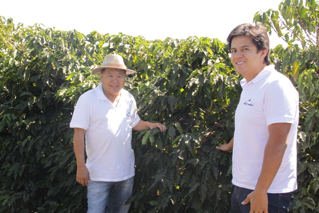 Os produtores Orlando e André na lavoura de café - Crédito Luize Hess