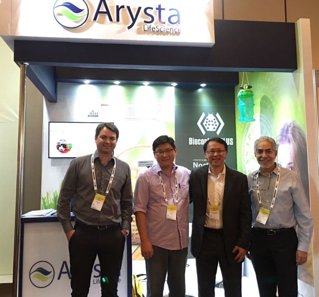 O consultor Helio Nishimura e a equipe da Arysta