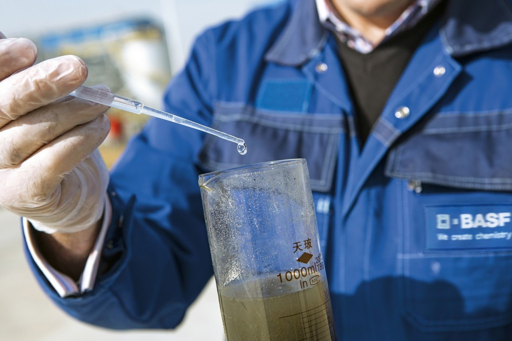Justin Brightmore, project operation manager, demonstrates how Zetag® flocculant technology works in waste water separation. Zetag® is one of the products from the BASF cationic polyacrylamide (cPAM) plant in Nanjing, China. Print free of charge. Copyright by BASF. Justin Brightmore, Projektleiter, zeigt, wie die Zetag® 9000 Serie bei der Abwassertrennung funktioniert. Zetag® ist eines der Produkte der BASF Anlage für kationische Polyacrylamide (cPAM) in Nanjing/China. Abdruck honorarfrei. Copyright by BASF.