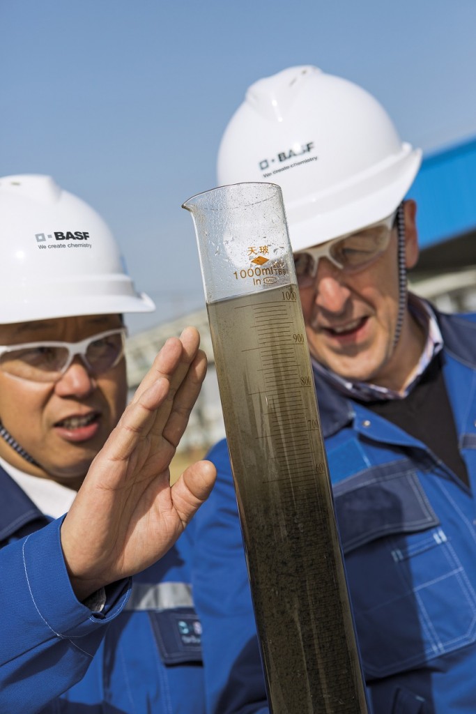 Justin Brightmore (right), project operation manager, and Mingwei Qin (left), general manager, demonstrate how Zetag® flocculant technology works in waste water separation. Zetag® is one of the products from the BASF cationic polyacrylamide (cPAM) plant in Nanjing, China. Print free of charge. Copyright by BASF. Justin Brightmore (rechts), Projektleiter, und Mingwei Qin (links), Geschäftsführer, zeigen, wie die Zetag® 9000 Serie bei der Abwassertrennung funktioniert. Zetag® ist eines der Produkte der BASF Anlage für kationische Polyacrylamide (cPAM) in Nanjing/China. Abdruck honorarfrei. Copyright by BASF.